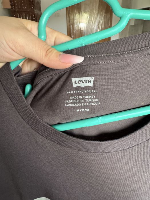 Tricou Levi’s.