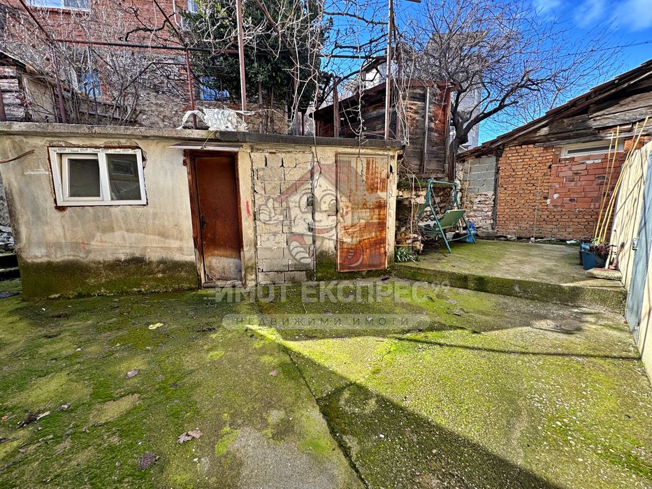 Самостоятелна къща, с двор, кв.Метоха