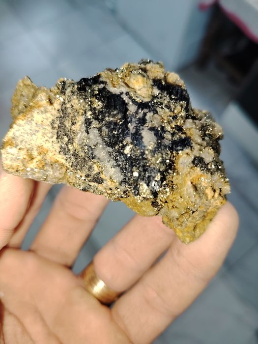 Flori de mina vivianit cu cuarț și pirită.