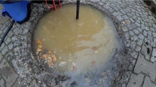 Прочистка канализации зазоры труба. Сантехник