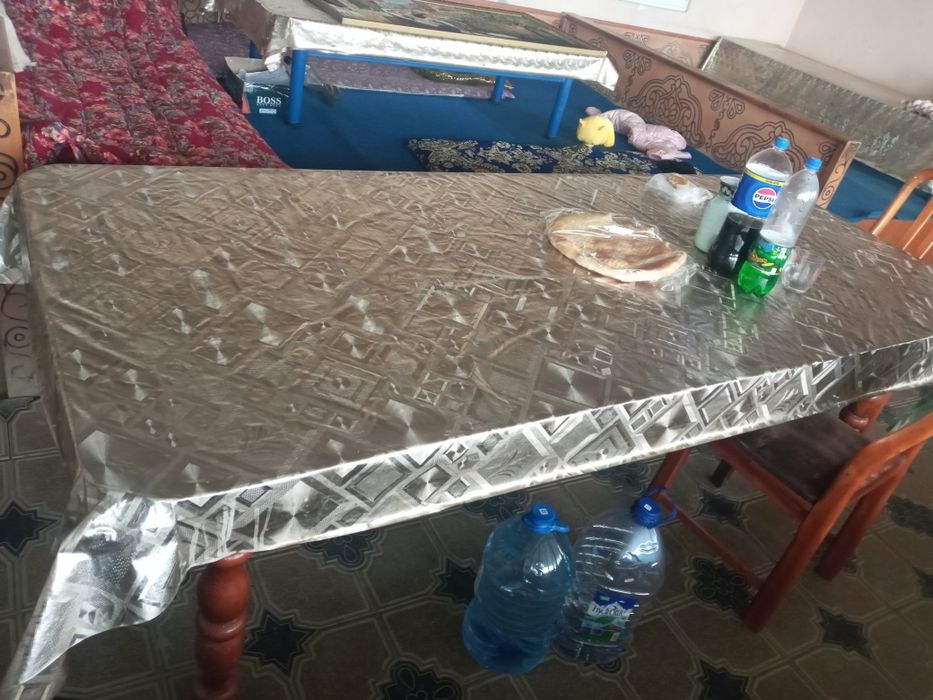 Стол стул,печь,посуда,бочка,хон тахта,умывалка