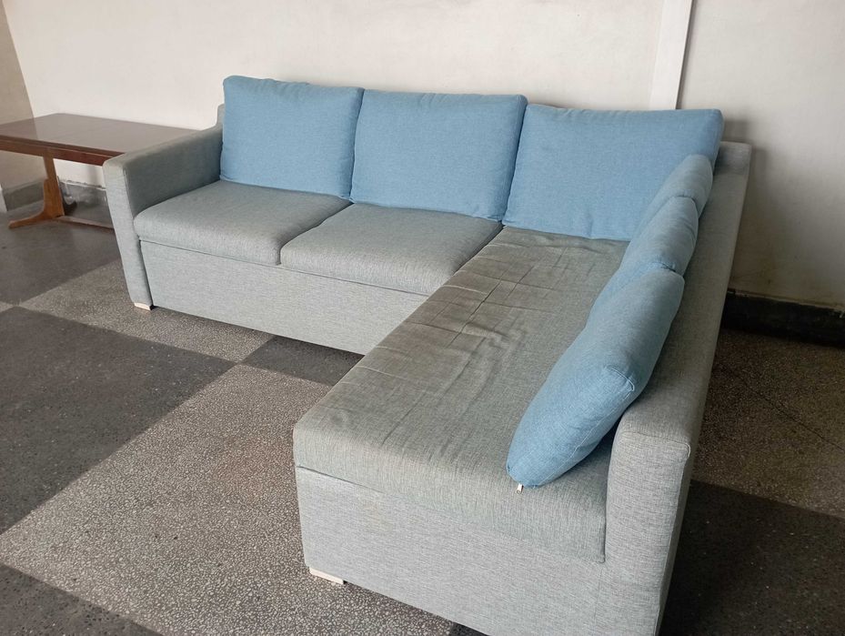 Ъглов разтегателен диван с лежанка и ракла за съхранение