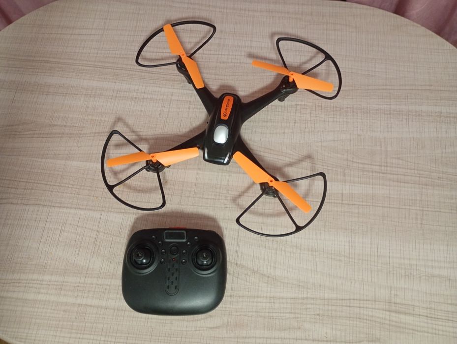 Dronă cu telecomandă