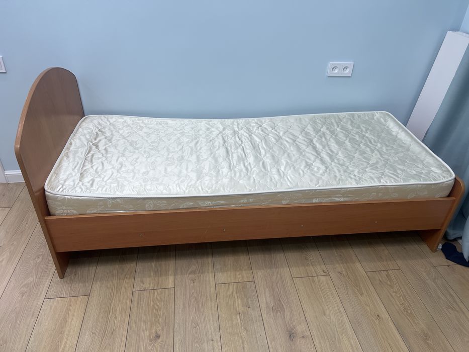 Кровать односпальная с матрасом