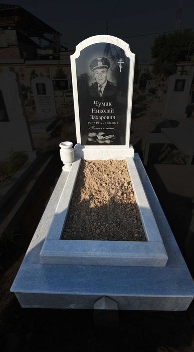 Памятник из белого мрамора