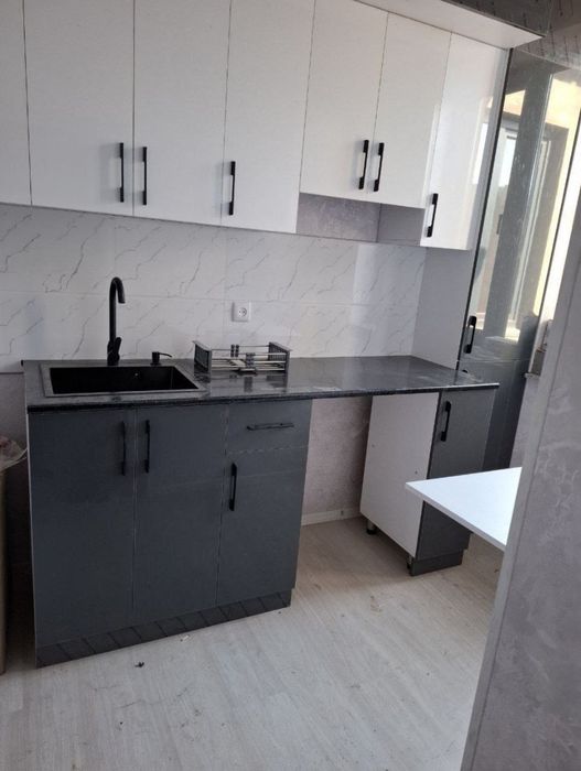 Рисовии́ бозор якинида. 1 хонали янги  уи́.