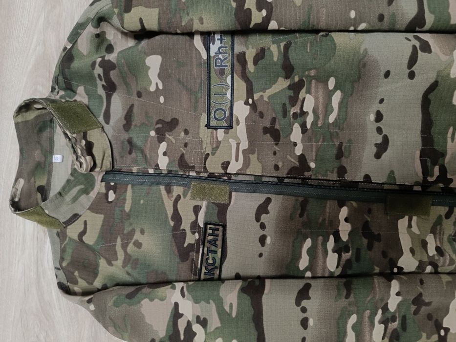 Военная форма, футболка, берцы.