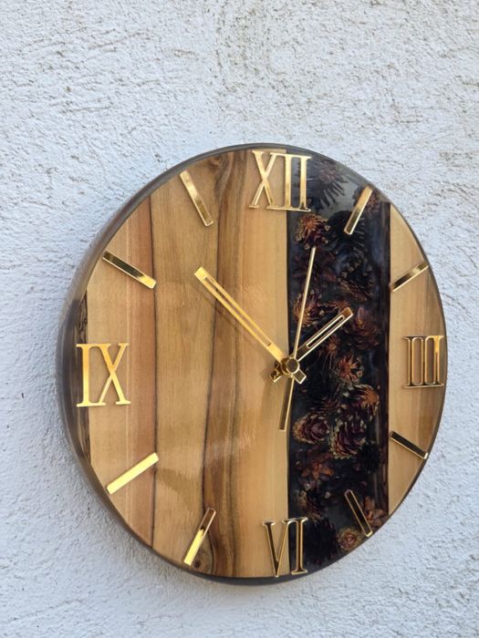 Ceas de perte din lemn de nuc cu conuri și rășină epoxidică