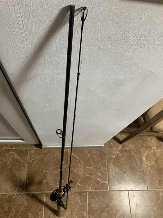 Vând lansetă  spinning