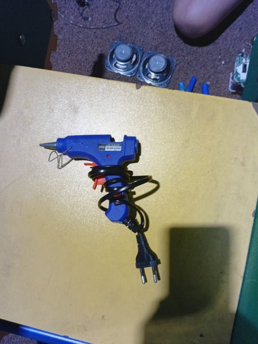 Горячий клей работает