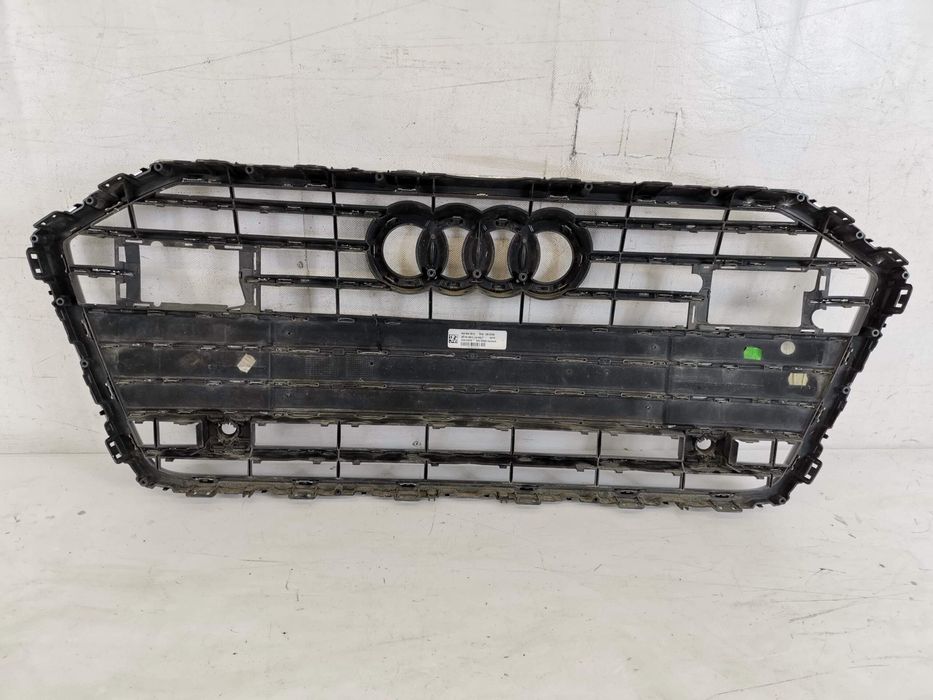 Ауди А6 / Audi A6 [ - ] Оригинална повредена предна решетка на радиато