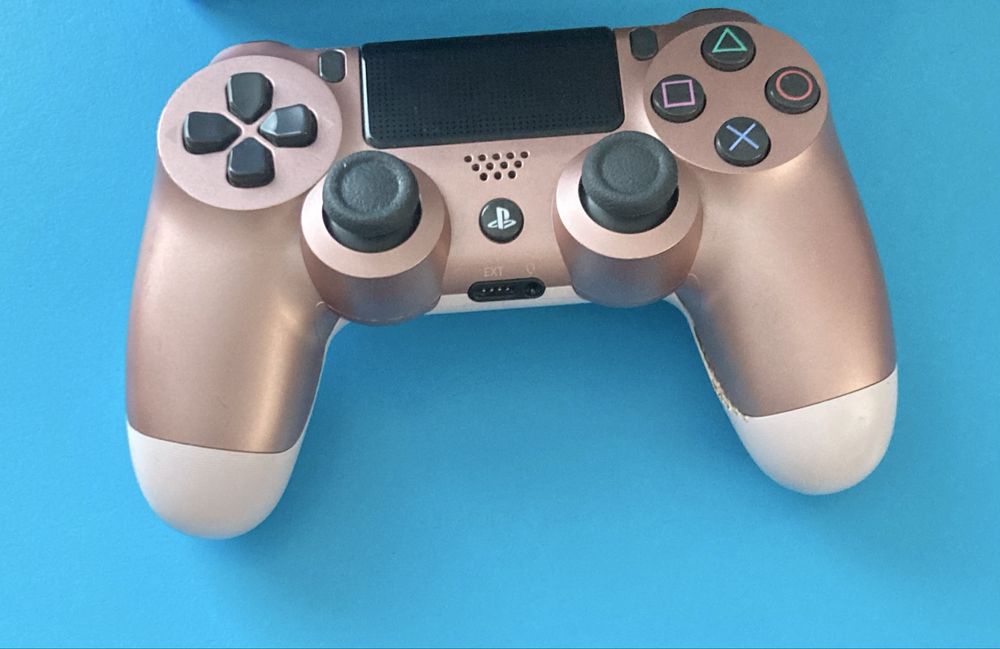 Vand ps4 slim+7 jocuri+un controler