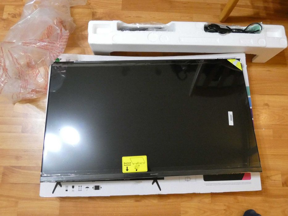 Sharp Aquos 32" Smart LED HD TV TiVo