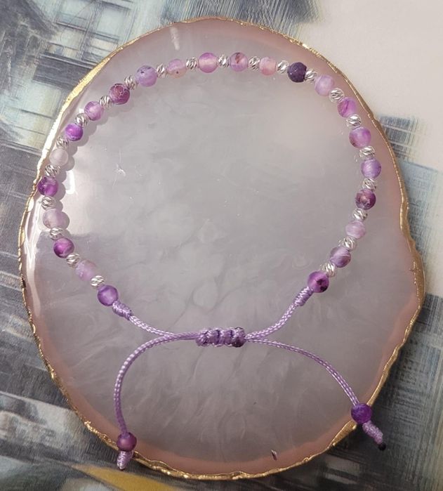 Гривна от конец със сребърни топчета