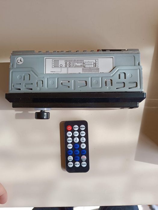 Vând casetofon de mașină cu telecomanda