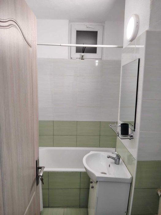 Inchiriez garsonieră confort 1 decomandată cartier Rovine strada Dezrobirii (Deznatui) nr 24 . DETALII LA NUMARUL 0745765003