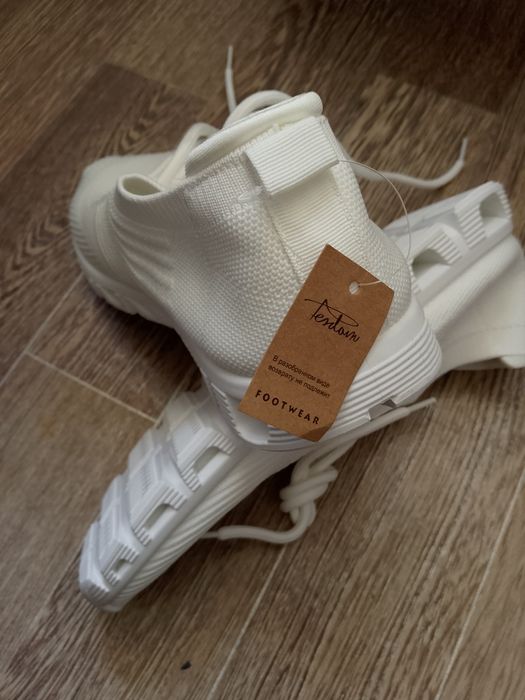 Продам новые кроссовки сеточные.