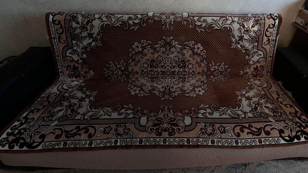 Продам диван-книжка в хорошем состоянии.