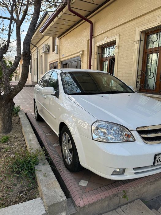 Lacetti 1.8 sotiladi