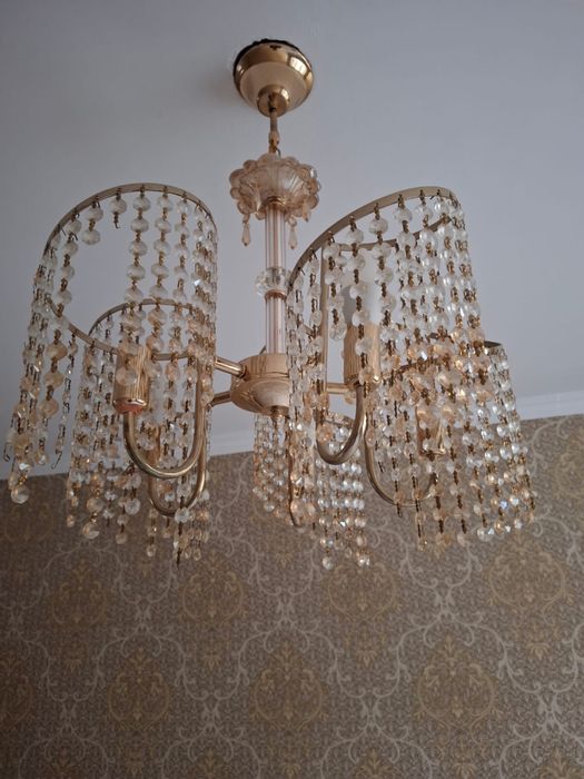 Люстру продам срочно