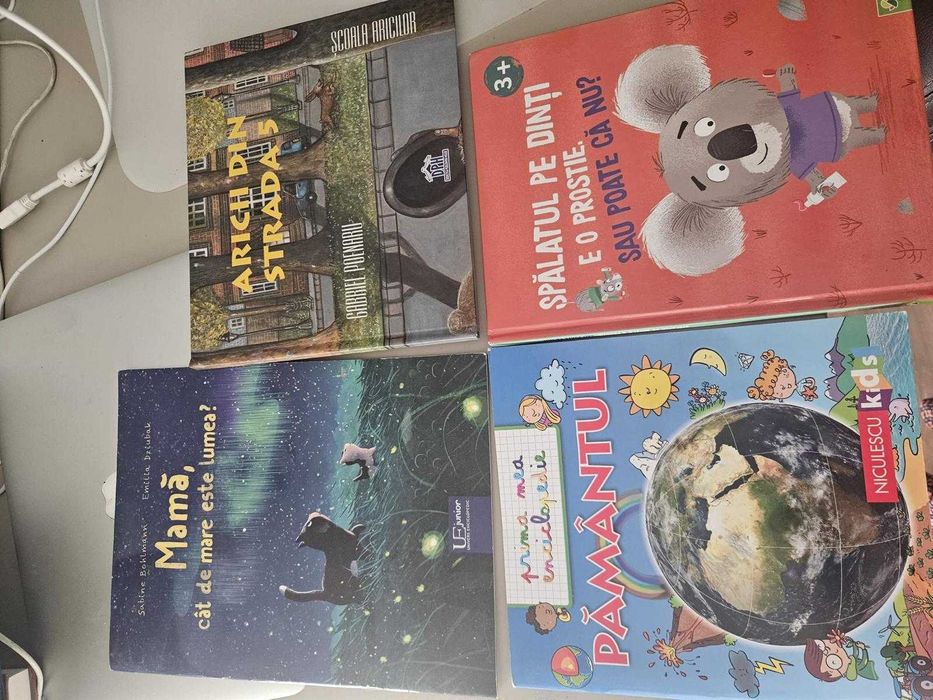 vand mai multe carti pt copii si oameni mari. stare foarte buna.