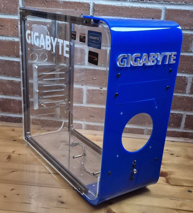 Carcasa gaming transparent Gigabyte acrylic case