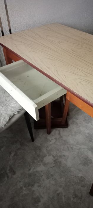 Продам обеденный стол