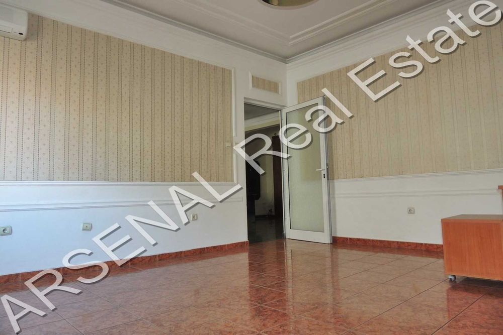 Офис под наем, Център