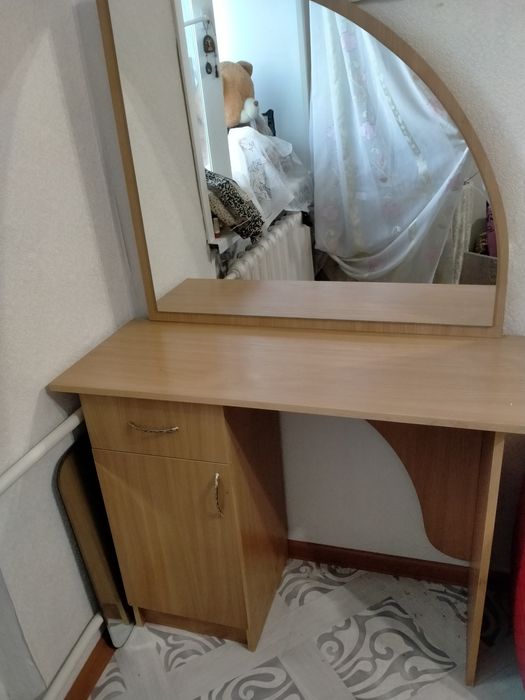 Продам трюмо с зеркалом