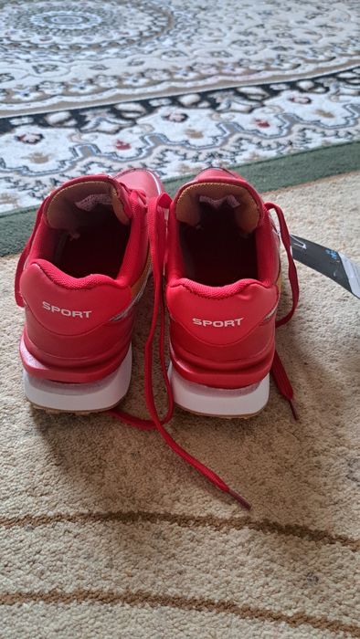 Кроссовкий женский