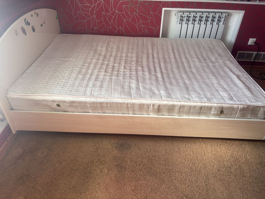 Продам спальный гарнитур.