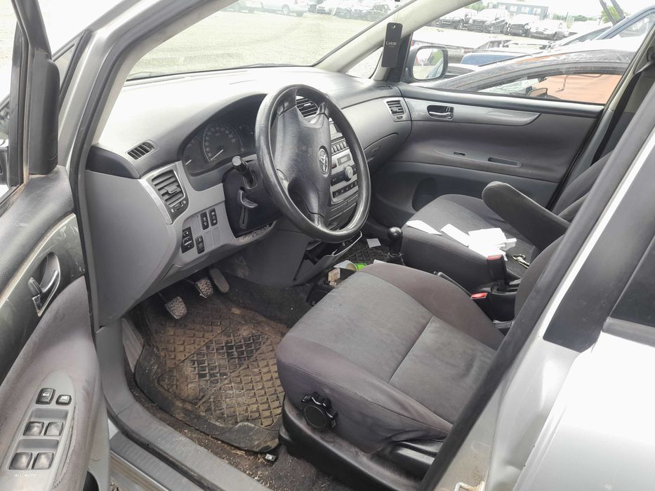 На части! Toyota Avensis Verso 2.0 D4D