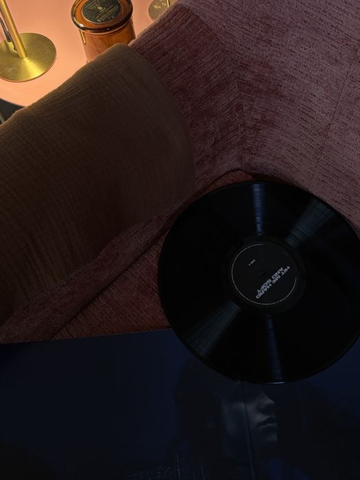 Пластинка Билли Айлиш и проигрыватель