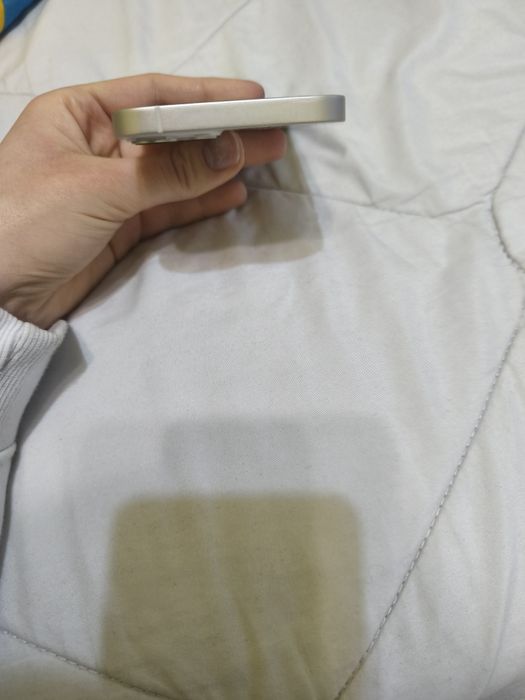 IPhone 13 с кабел и калъф