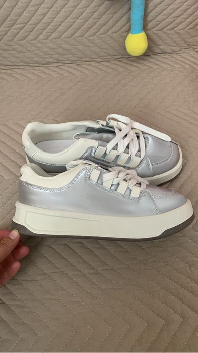Кроссовки новые серебристые