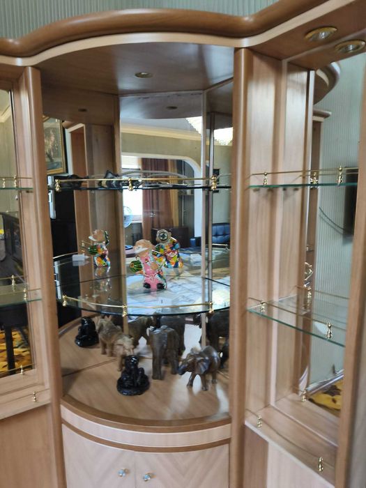 Продам угловой красивый сервант в хорошем состоянии