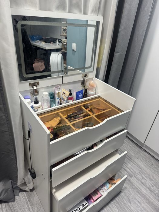 Туалетный столик ( столик для макияжа ) вместительный