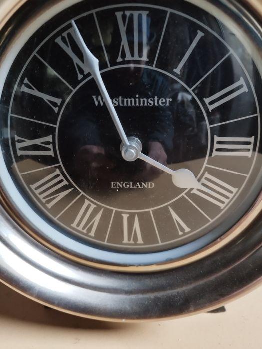 Ел.часовник с две лица