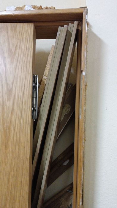 Продавам масивна дървена входна врата