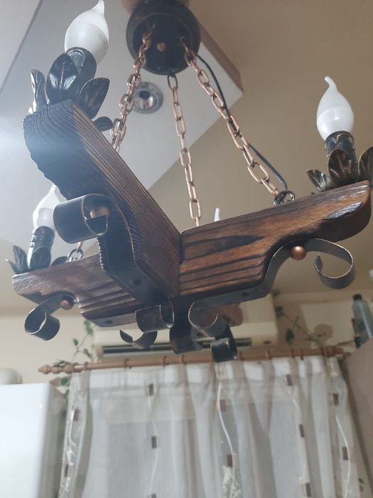 Lustra din lemn . Nou.