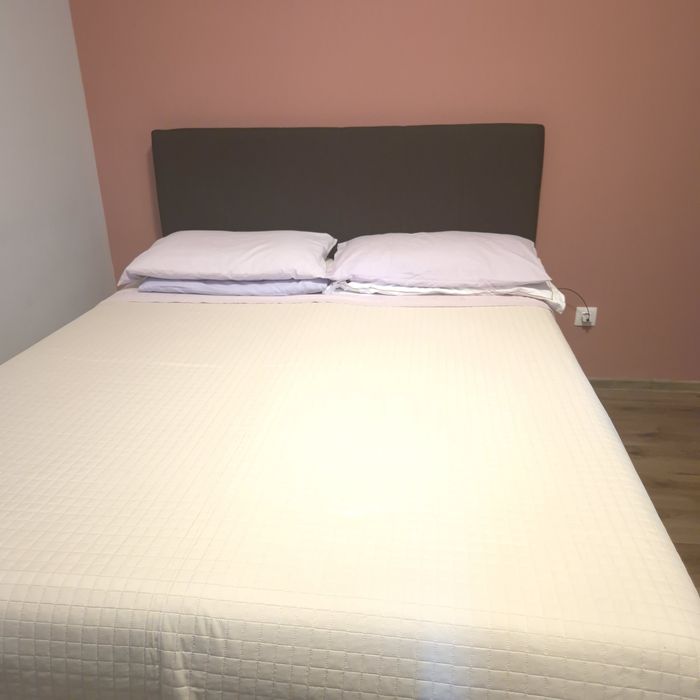 Vând pat matrimonial tapițat,  cu saltea ,somiera-lada de depozitare.