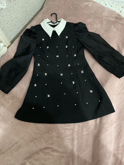 Сәнді қара көйлек 42-44 размер (S/M), ақ жағалы, маржанмен безендірілг