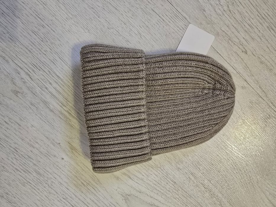 Продам шапку бежевого цвета