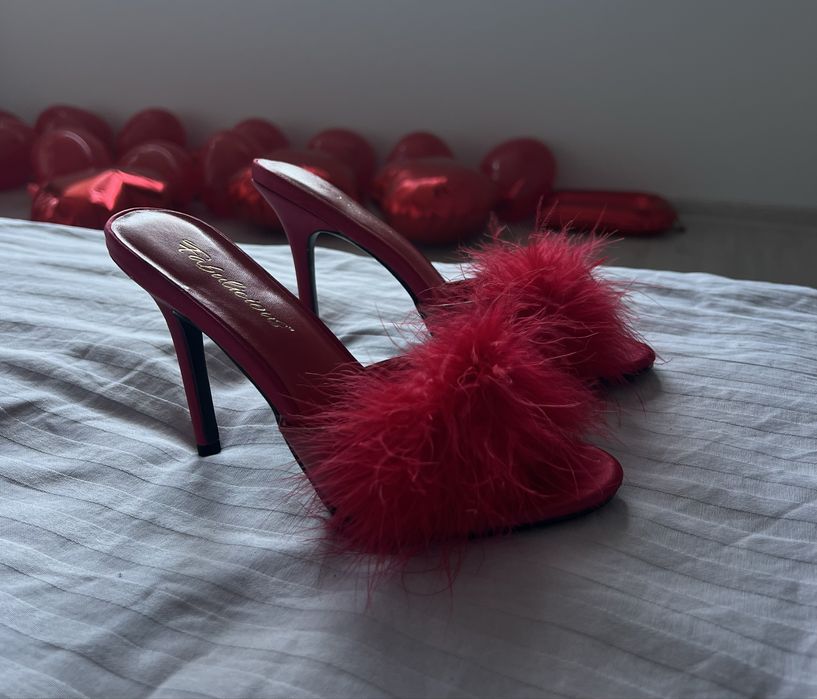 Червени чехли пух