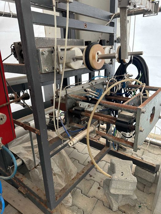 Пакетираща машина неработеща липсва й контолер и някои дребни части, за да заработи