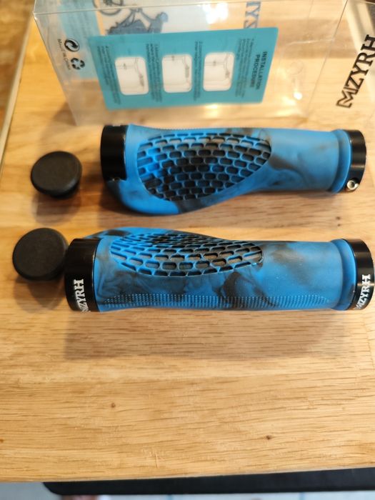 Продавам грипове за колело сини-черно.