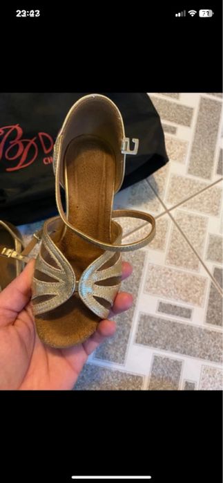 Pantofi de dans pentru fete, in stare foarte buna. Marinea 27