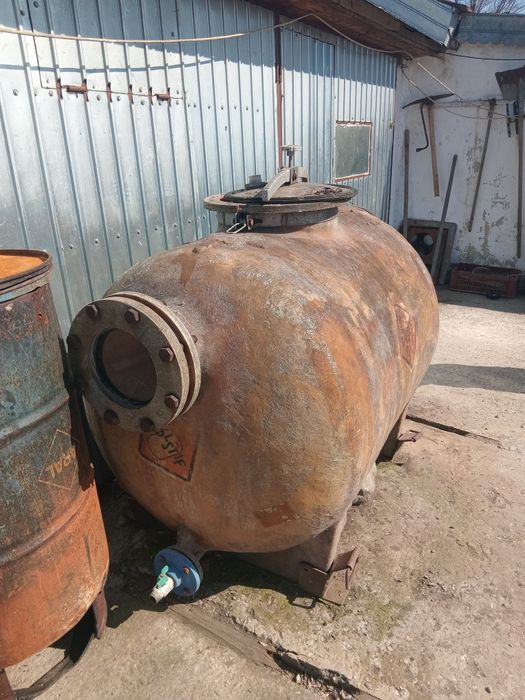 DE VÂNZARE bazin pentru vin.