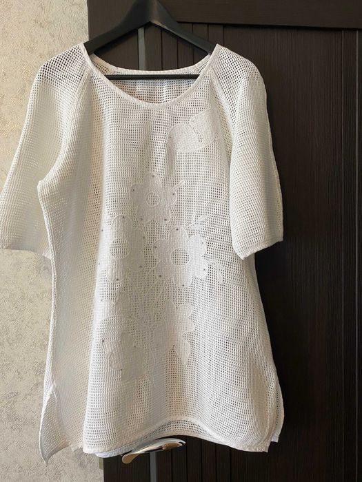 Футболка с вышивкой и стразами