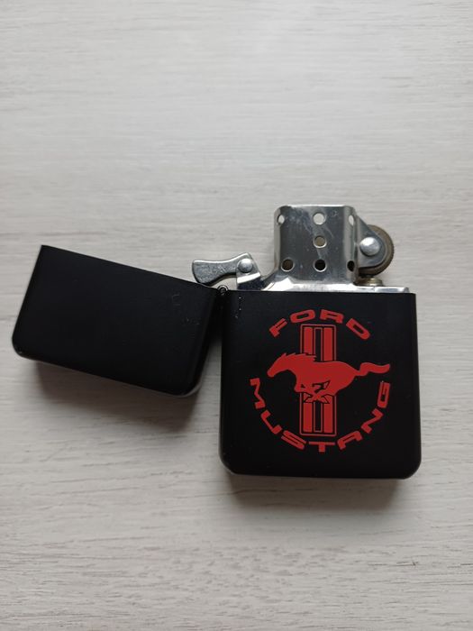 Brichetă tip Zippo Ford Mustang – metalică, stare bună